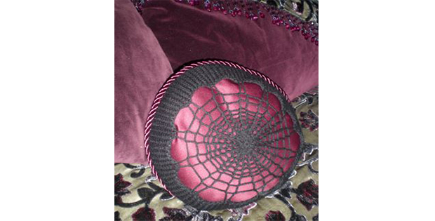 Haunty Halloween Spider Web Pillow!! (FREE Knitting Pattern)