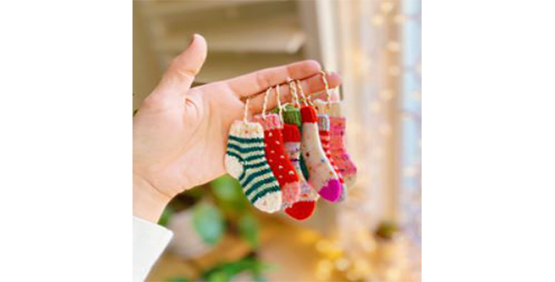 Magical Mini Christmas Stocking Ornaments (FREE Knitting Pattern)