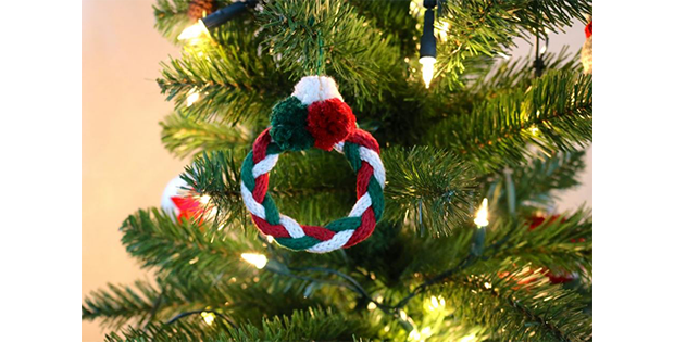 Charming Christmas Wreath! (FREE Knitting Pattern)